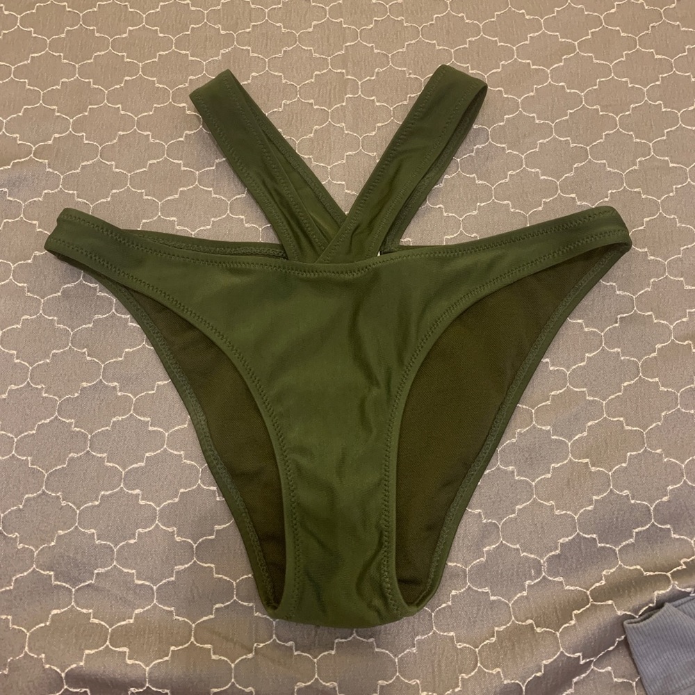 Bikini Bottoms, flattering waist cut